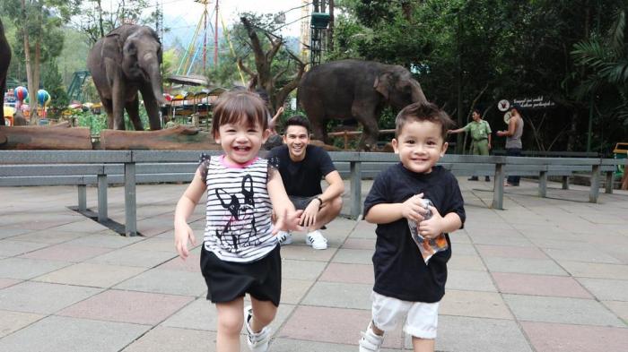 Anak Kembar Yang Hobi Eksis Di Instagram